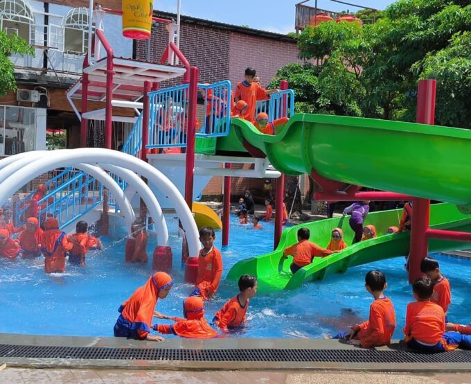 Integral Learning SDIT Insan Permata Bojonegoro, Belajar Rambu Lalu Lintas dan Berenang dengan Gembira