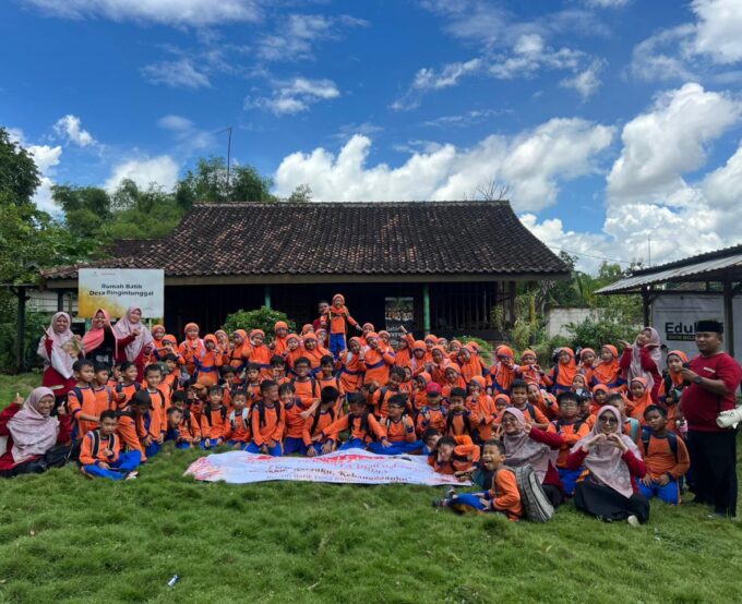 Belajar Membatik Sejak Dini, Siswa SD IT Insan Permata Bojonegoro Kunjungi Rumah Batik Ringintunggal