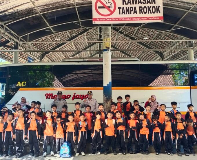 Serunya Menjadi Smart Traveller: Integral Learning Kelas 2 SD IT Insan Permata Bojonegoro Belajar Naik Transportasi Umum